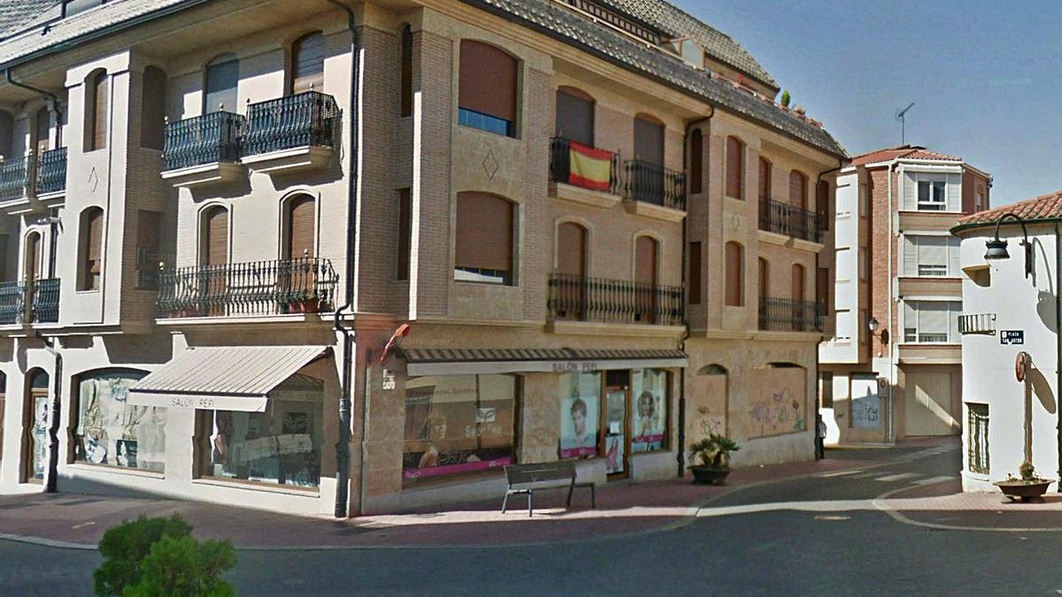 Imagen del Edificio Villalar, emplazado entre la calle del mismo nombre y la plaza de San Antón. | J. A. G.