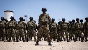 Soldados mozambiqueños están de pie mientras el presidente de Mozambique, Filipe Nyusi, y el presidente de Ruanda, Paul Kagame.