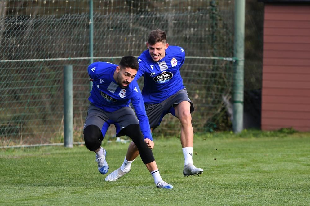 El Deportivo regresa a los entrenamientos tras el descanso con una sesión de larga duración sobre el cesped.