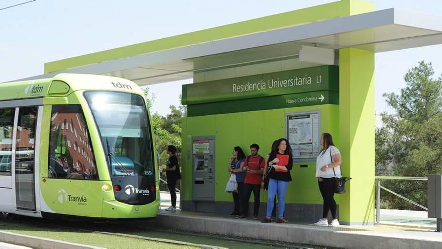 Los usuarios dan un notable alto al tranvía, pero piden más transportes en hora punta