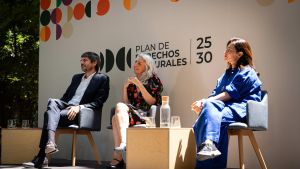 De izda. a dcha., el ministro Ernest Urtasun, la directora general de Derechos Culturales, Jazmín Beirak, e Irene Aláez Vasconcellos, responsable de la participación en el proyecto, durante la presentación del plan este martes.