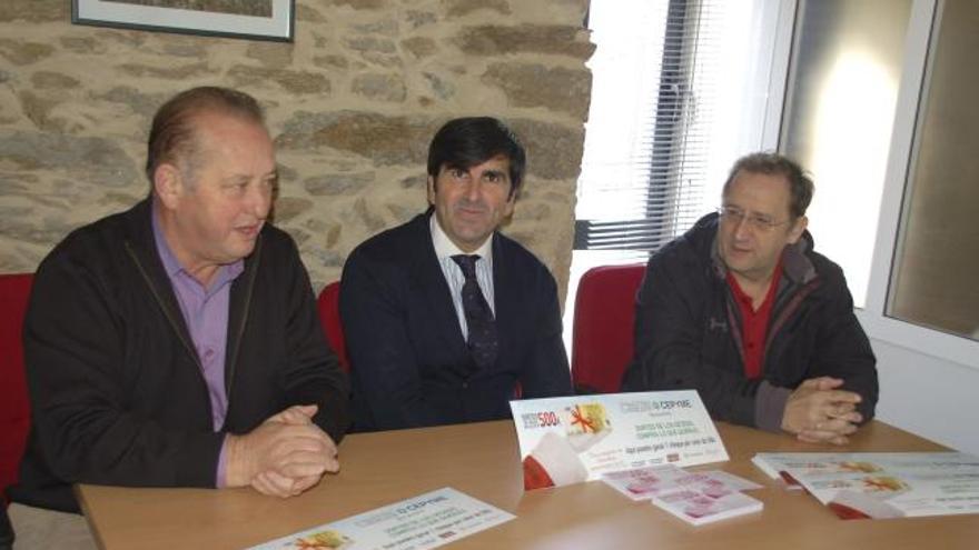 El alcalde de Galende, junto a los responsables de la CEOE y de Azehos.