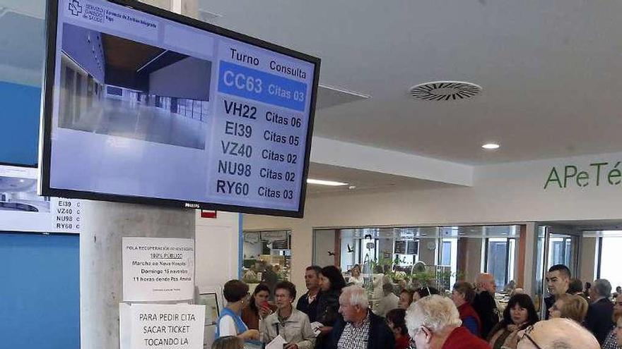 Un paciente consulta su turno en la pantalla de un centro.