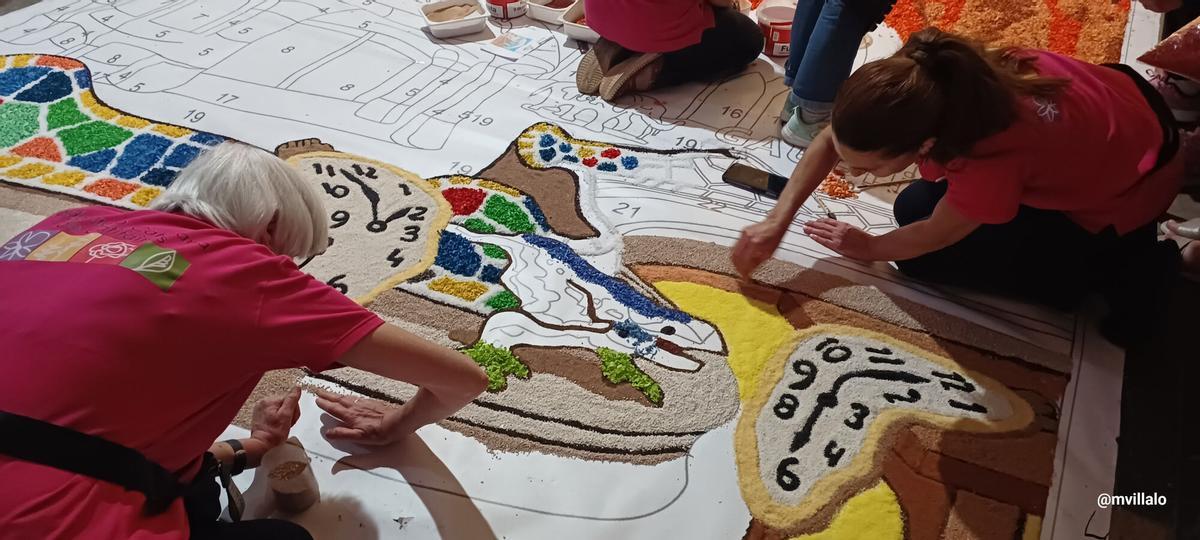 Les imatges del procés d'elaboració de la catifa floral 'El Somni de Gaudí a l'Església de Sant Pere de Figueres.