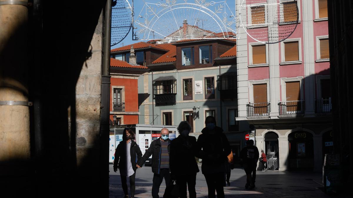 Alumbrado navideño en el centro de Avilés.