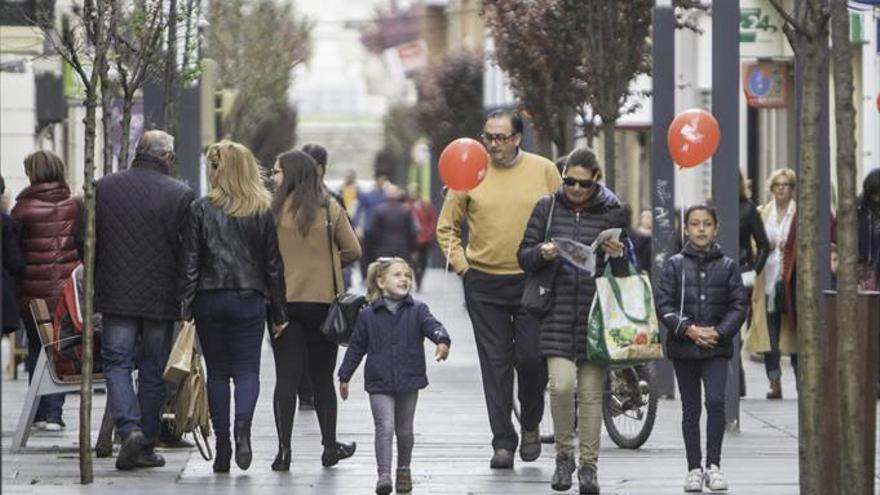 Un trenecito, pintacaras y una visita guiada, para animar el comercio