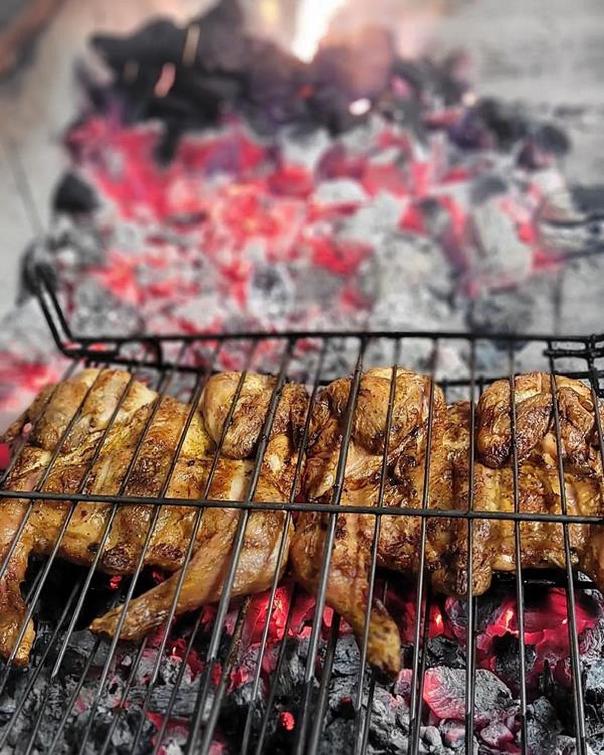 Impact Food Brasería se caracteriza por su marinado y su cocción con carbón cien por cien vegetal.