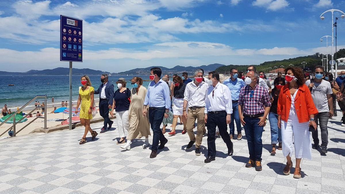 El ministro Marlaska, durante su recorrido por Samil. // S.P.