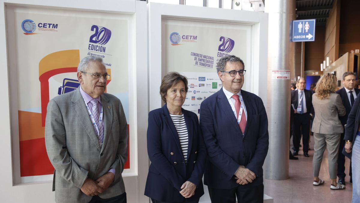 Por la izquierda, Ovidio de la Roza, Carmen Moriyón y Carmelo González.