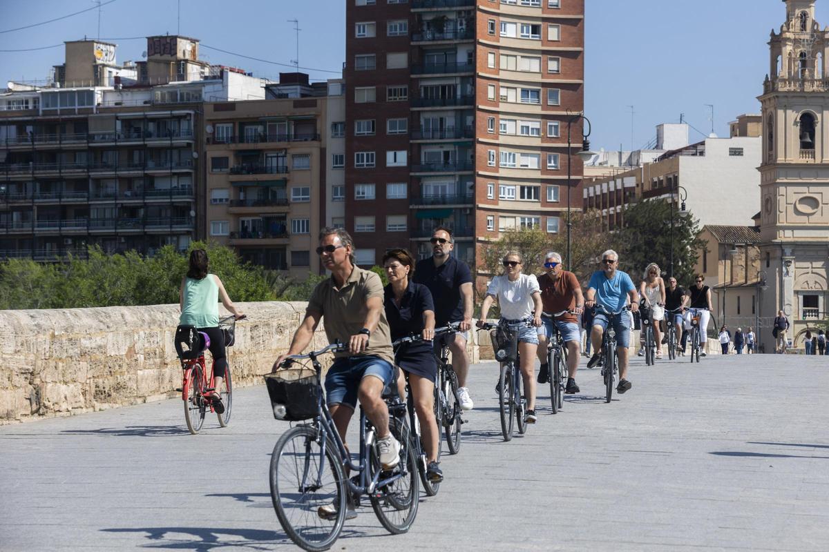 Un grupo de turistas en bicicleta por València.