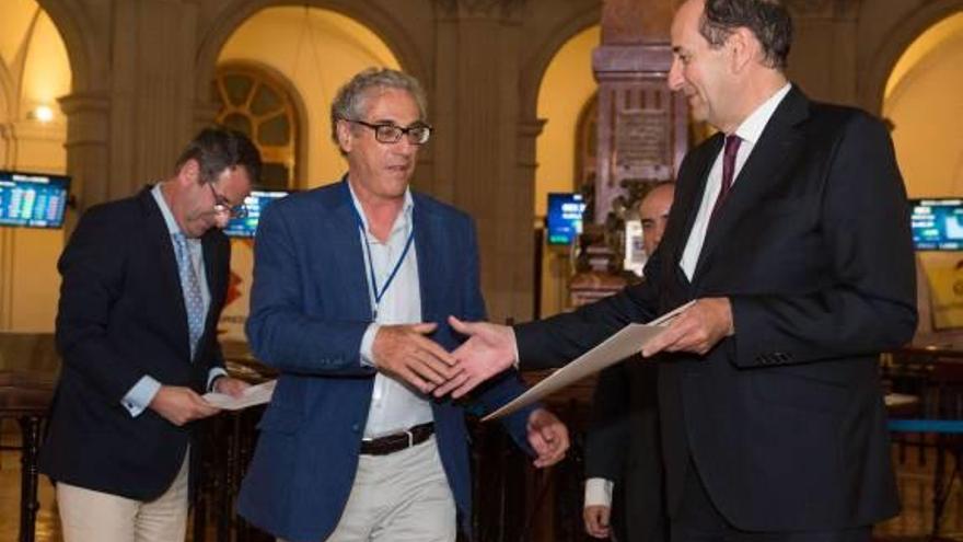 La Bolsa premia la labor investigadora del catedrático del CEU Gonzalo Rubio