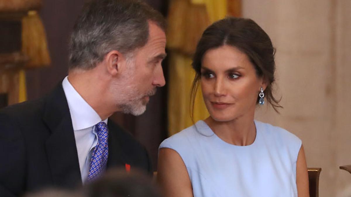 Letizia Ortiz con vestido azul cielo junto a Felipe VI