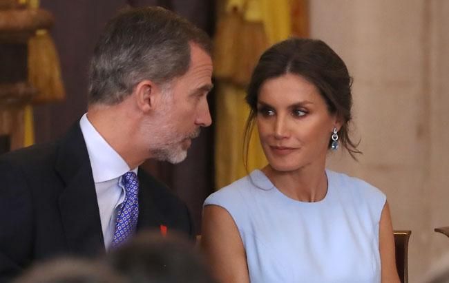 Letizia Ortiz con vestido azul cielo junto a Felipe VI