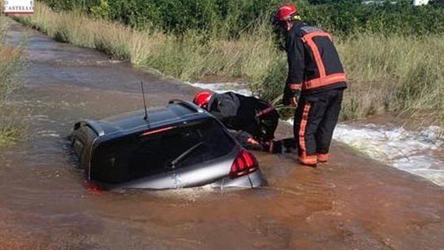 Rescatan en Onda a una mujer atrapada en su coche hundido en un socavón inundado