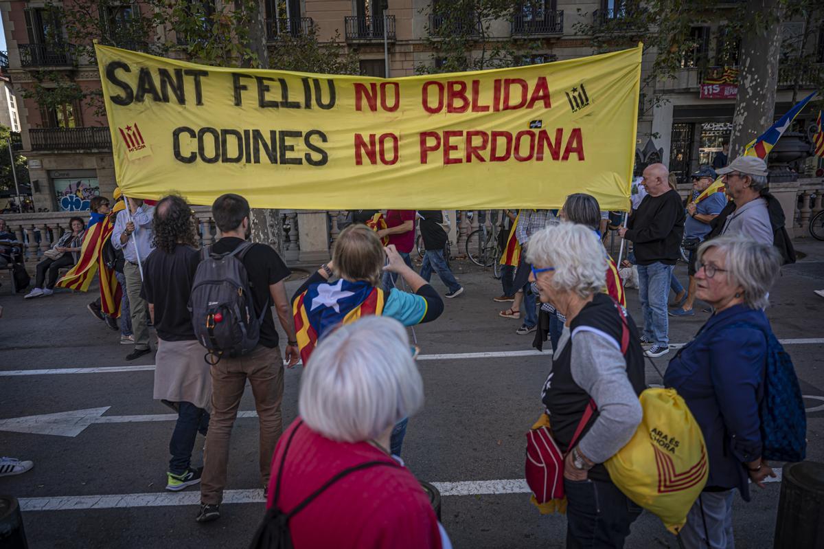 Más de 60.000 personas, según la organización, se citan bajo el Arc de Triomf de Barcelona para reivindicar el 1-O Abucheos a Forcadell y Rovira y aclamación a Puigdemont en el acto convocado por el Consell per la República