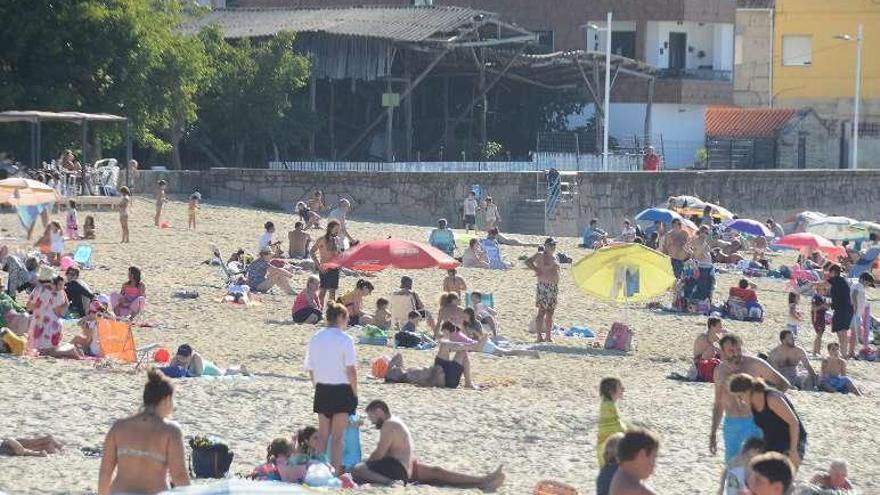 La carpintería de ribera, frente a la playa de Banda do Río. // G. Núñez