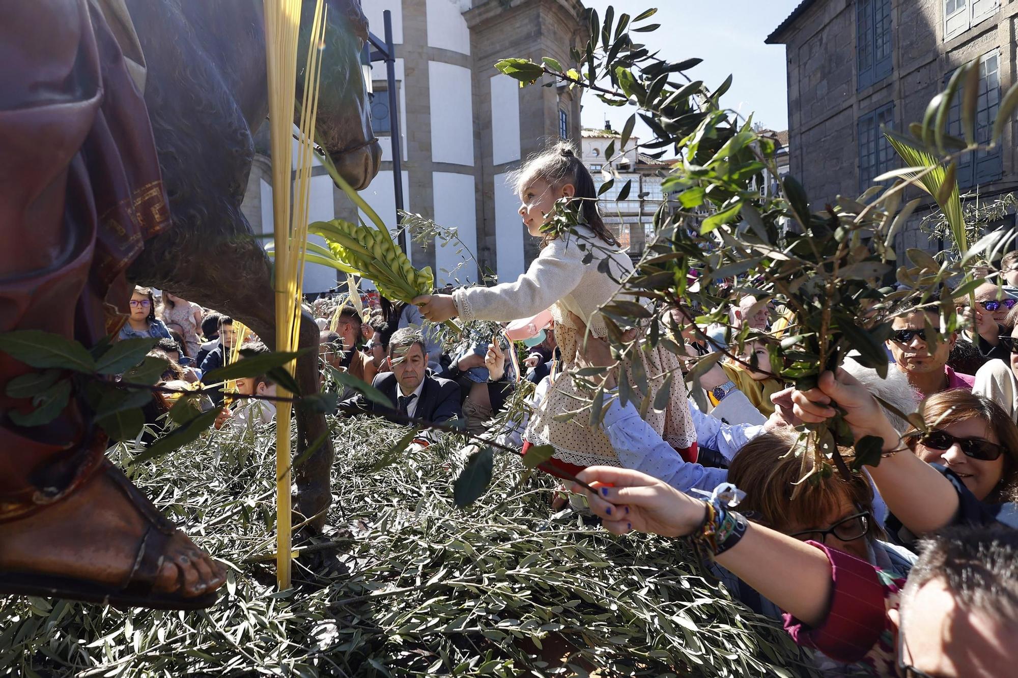 Cientos de fieles acuden a la procesión de la 'Burrita'