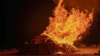 La Noche de San Juan ilumina Playa de Mogán con fuego, emoción y magia