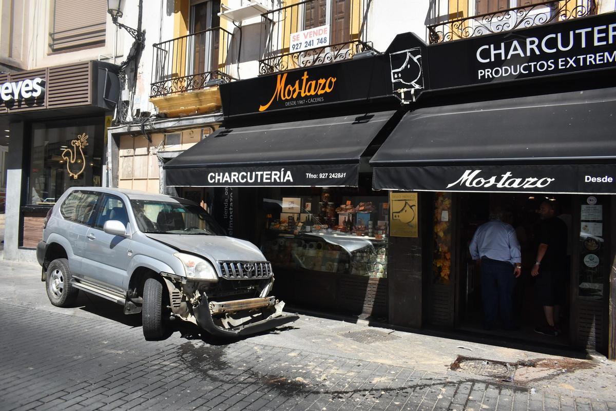 Galería | Aparatoso accidente en el centro de Cáceres Galería | Aparatoso accidente en el centro de Cáceres