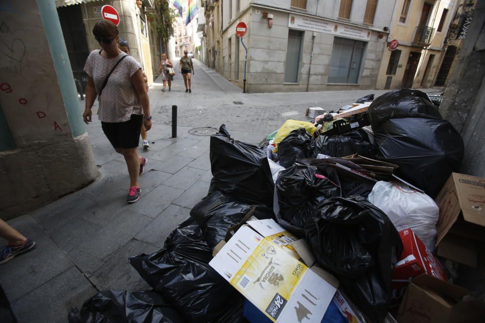 La basura vuelve a acumularse tras la segunda noche de huelga