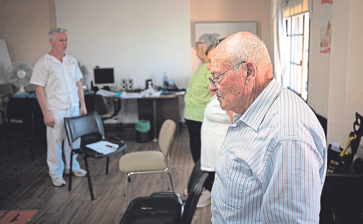 Unos mayores realizan ejercicio físico en el centro de salud de Tacoronte.