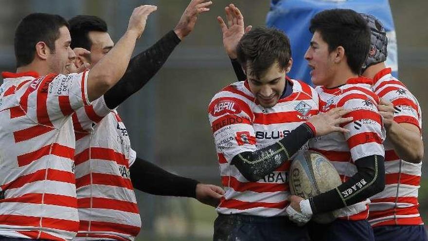 Los jugadores del Blusens celebran una anotación. // José Lores