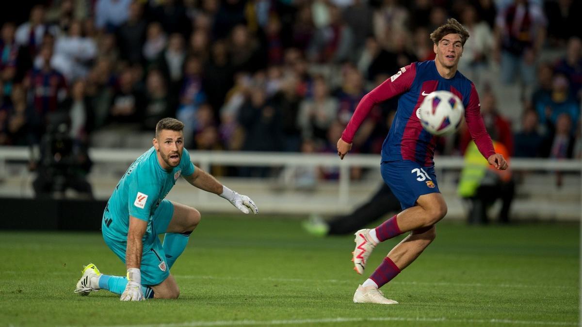 Guiu supera a Unai Simón en la acción que supuso el 1-0 y la victoria del Barça.