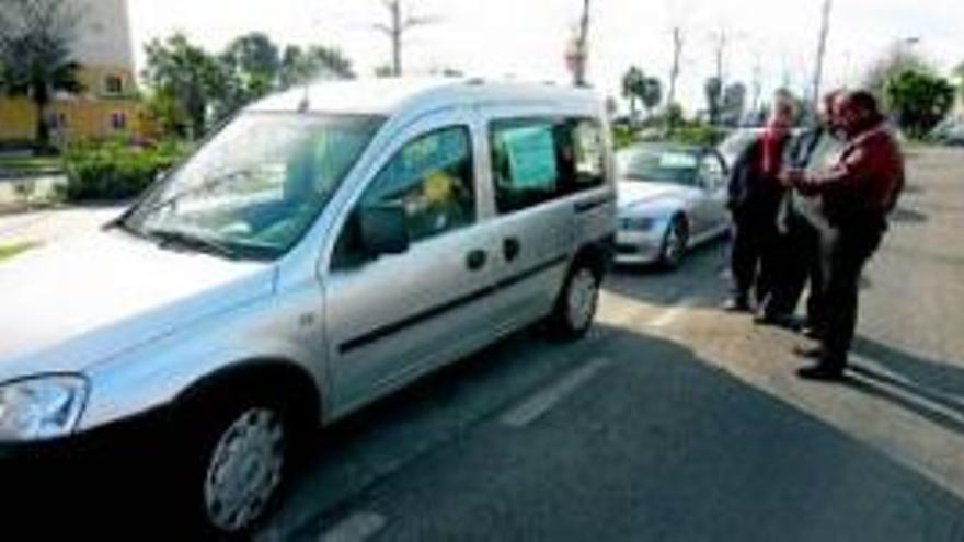 El aumento de venta de coches en la calle obliga a elevar el control policial