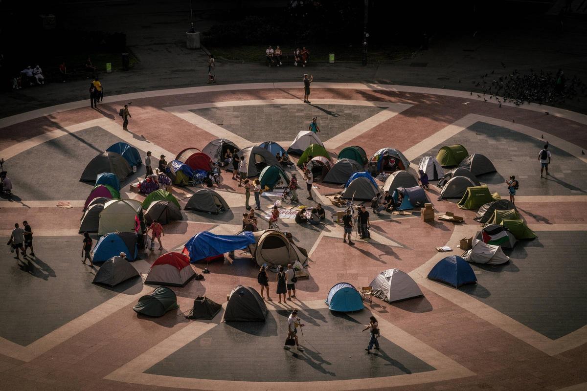 Acampada por la vivienda en la plaza de Catalunya de Barcelona