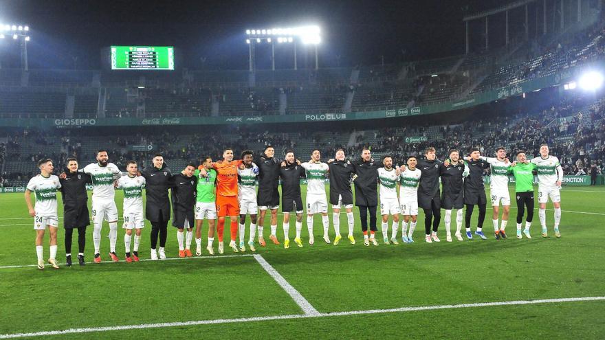 La plantilla del Elche disfruta de su merecido premio