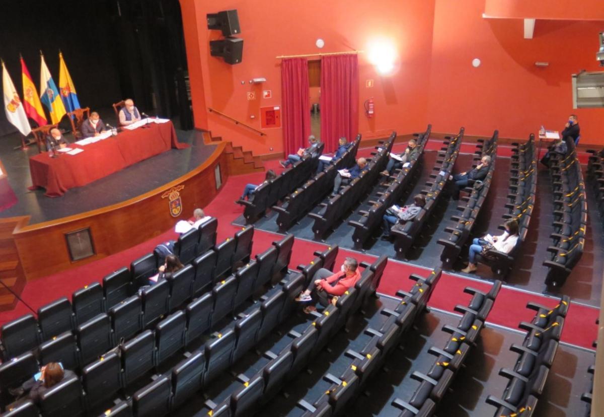 Pleno del Ayuntamiento de Guía celebrado en el Teatro Hespérides, presidido por el alcalde y rodeado por el interventor y el secretario accidental