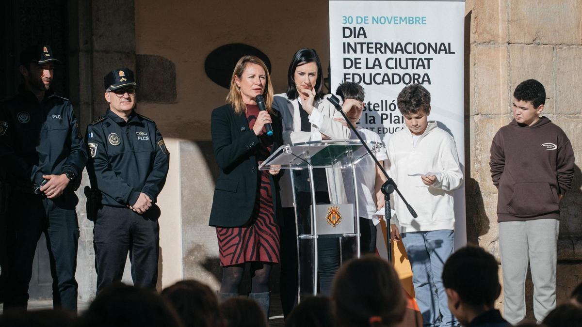 Un momento del acto del Día Internacional de la Ciudad Educadora, este viernes en la plaza Mayor.