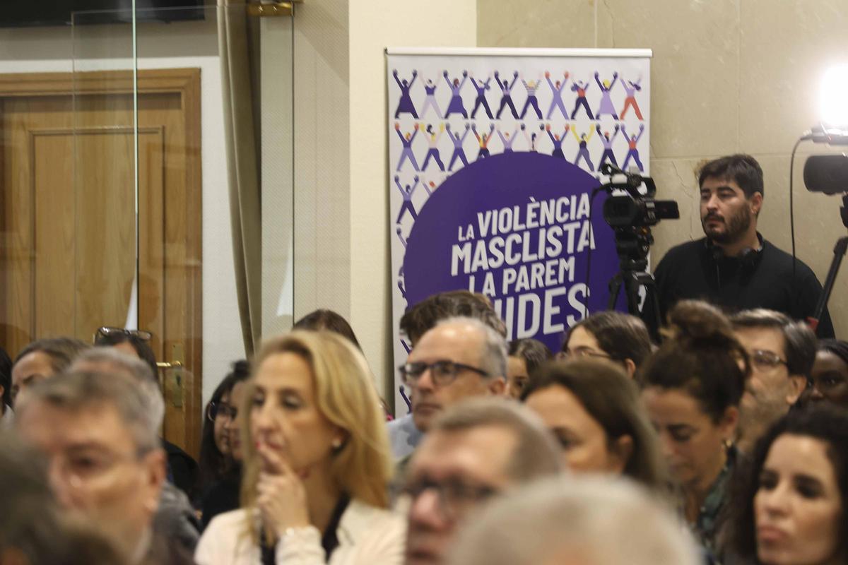 "Una puerta violeta" en la Subdelegación del Gobierno en Alicante por el 25N