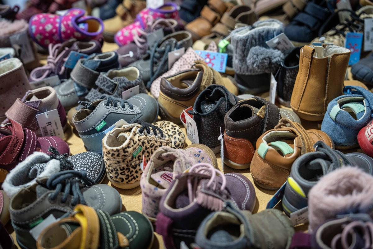 Ambiente en el outlet efímero de la cadena de zapaterías Casas, que ofrece descuentos en marcas como Converse, Aro o Camper, en Barcelona, el 22 de octubre de 2025.