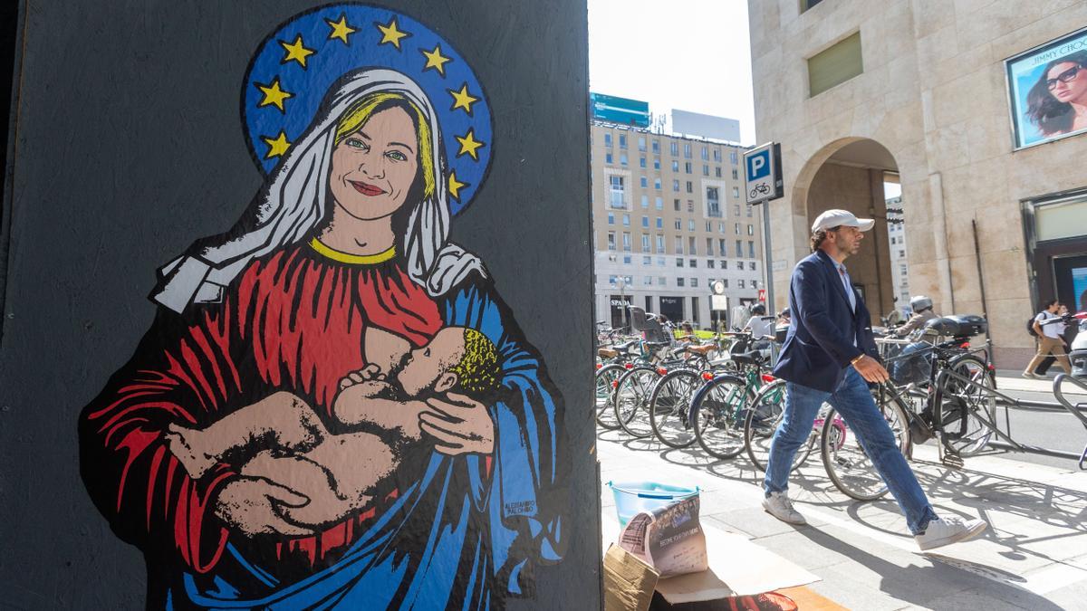 Mural de Georgia Meloni dando de mamar a un bebé, en la ciudad de Milán.