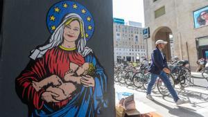 Mural de Georgia Meloni dando de mamar a un bebé, en la ciudad de Milán.