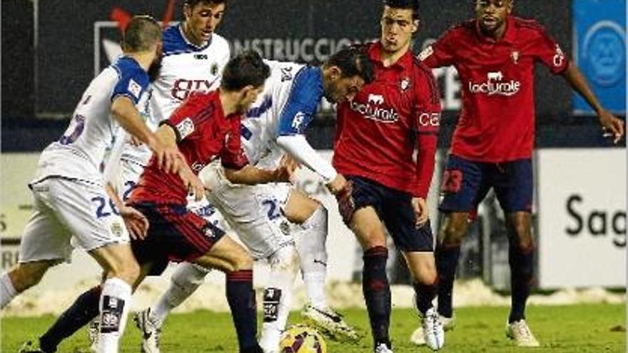 Arturo Rodríguez intenta desempellegar-se del marcatge de dos jugadors de l&#039;Osasuna.