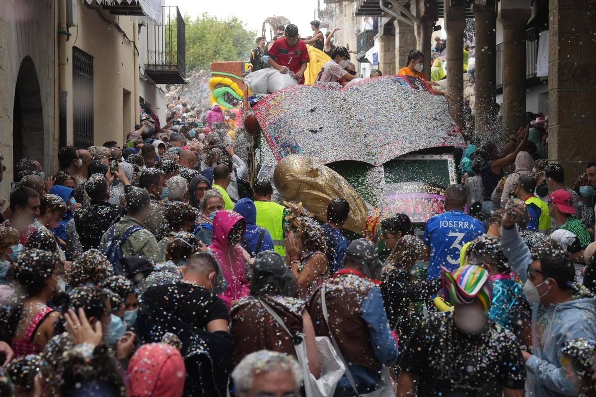 Las calles de Morella han sido un mar de gente y de confeti.