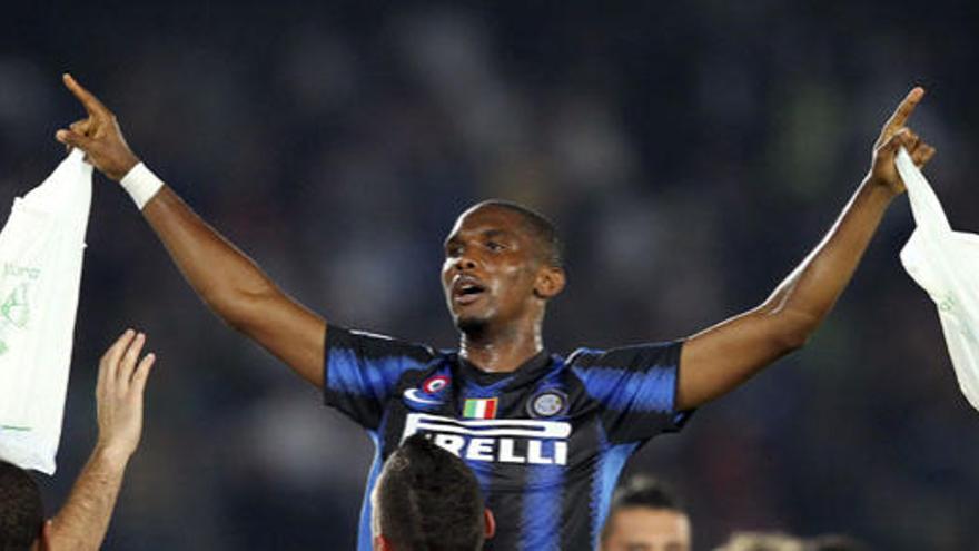 Samuel Eto&#039;o, del Inter de Milán, celebra el gol que marcó durante la final del Mundial de Clubes.