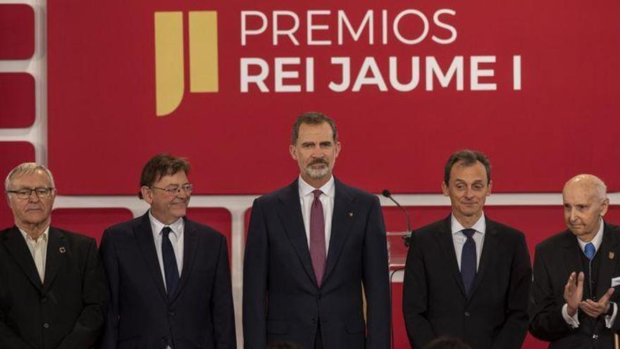 Felipe VI insta en los premios Jaume I a invertir más en ciencia