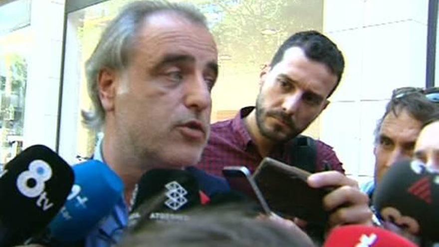 L&#039;advocat de Rosell, Pau Molins, atenent els periodistes a la sortida del quarter de la Guàrdia Civil.