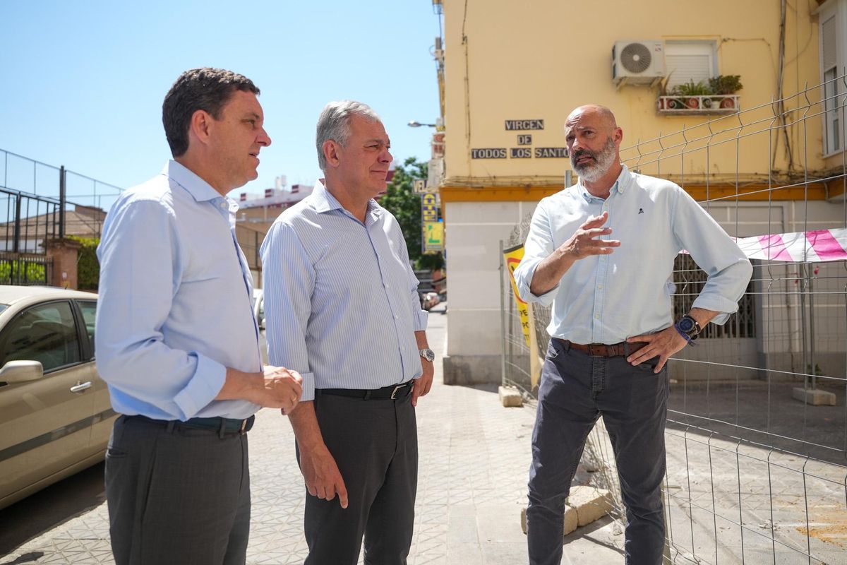 El alcalde de Sevilla, José Luis Sanz, y el delegado de Urbanismo, Juan de la Rosa, visitan las obras de Los Remedios junto al gerente de Urbanismo, Fernando Vázquez