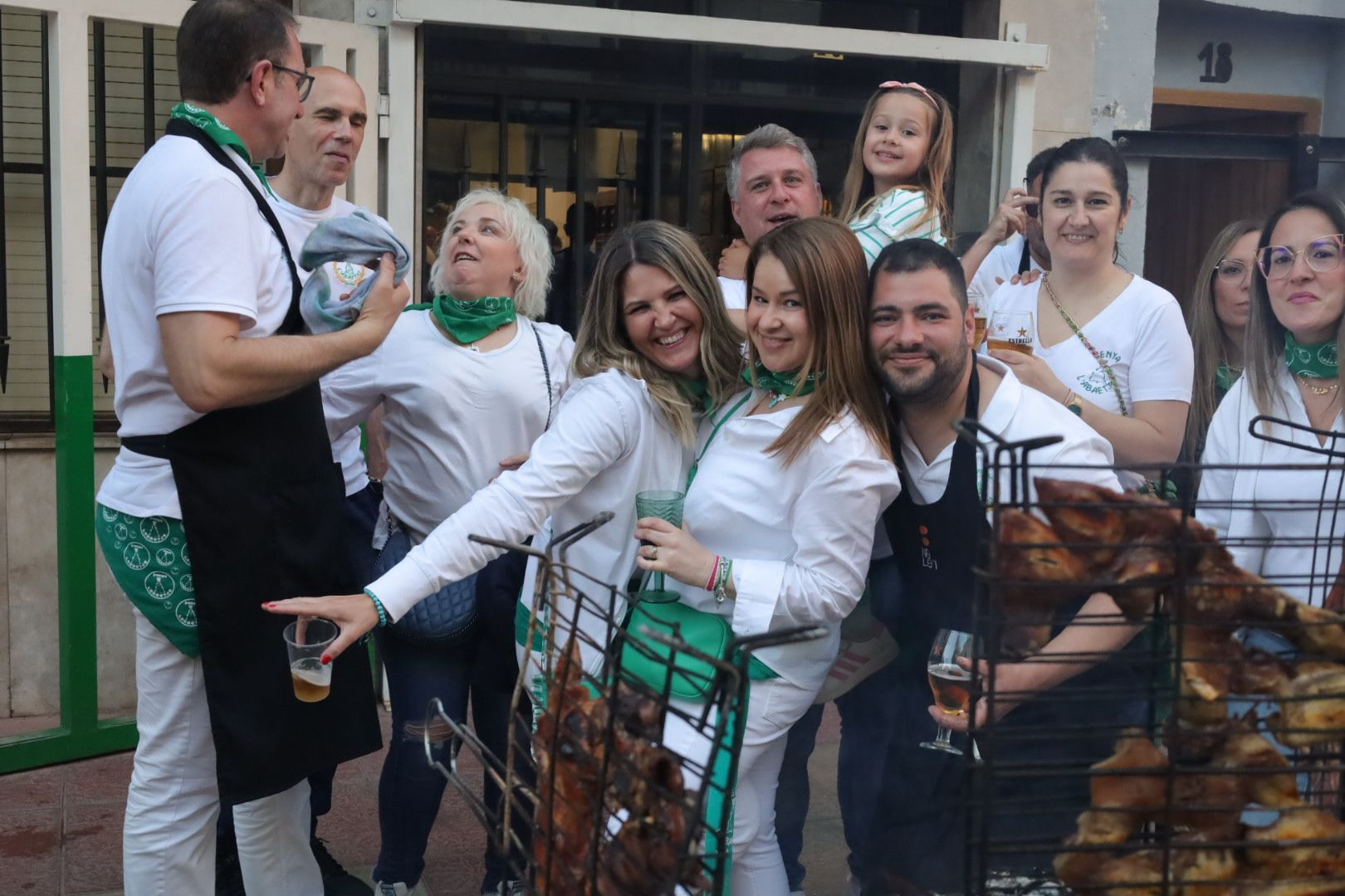 FOTOGALERÍA I Las imágenes de la Nit de la Xulla y del encuentro de elaboración de allioli de las fiestas de Vila-real