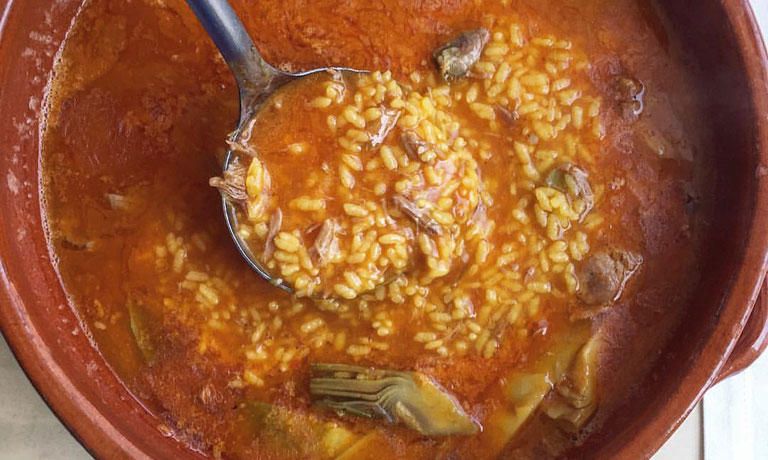 El meloso de arroz albufera de carrillada, setas y alcachofas que propone La Ferrera.