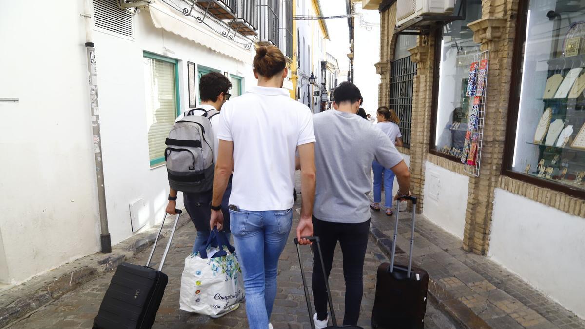Turistas con maletas por el casco histórico de Córdoba.