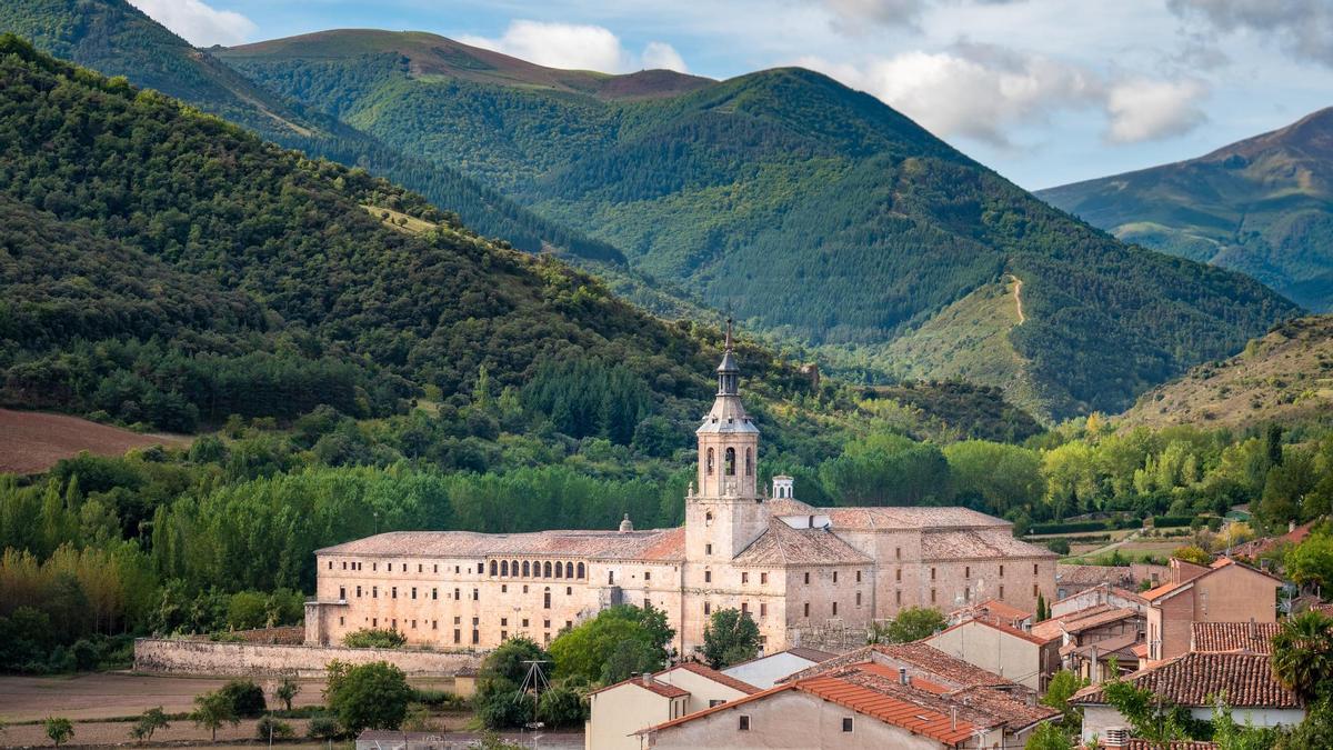 Se encuentra en la pequeña localidad riojana de San Millán de la Cogolla