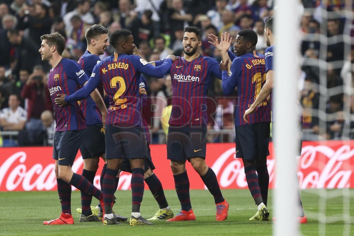 Luís Suárez junto a Nelson Semedo y Ousmane Dembele celebra su gol durante el partido de vuelta de semifinales de la Copa del Rey que Real Madrid y FC Barcelona disputan esta noche en el estadio Santiago Barnabéu, en Madrid. Luís Suárez junto a Nelson Semedo y Ousmane Dembele celebra su gol durante el partido de vuelta de semifinales de la Copa del Rey que Real Madrid y FC Barcelona disputan esta noche en el estadio Santiago Barnabéu, en Madrid.