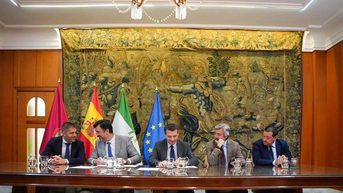 Firma del contrato para que puedan dar inicio las obras de urbanización de los terrenos del futuro parque empresarial Gran Capitán.