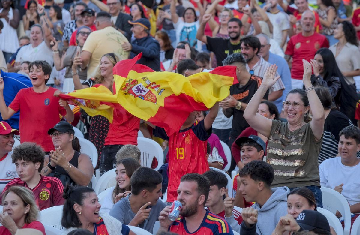 Ambiente del España-Bélgica de cuartos de final del Mundial 2026 en Plaza Don Benito Ambiente del España-Bélgica de cuartos de final del Mundial 2026 en Plaza Don Benito