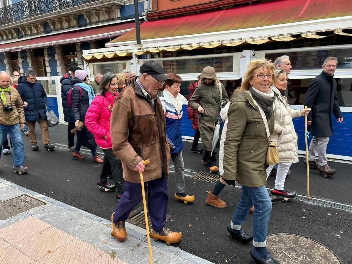 Ribadesella celebra una singular jornada de actividades en torno a les madreñes